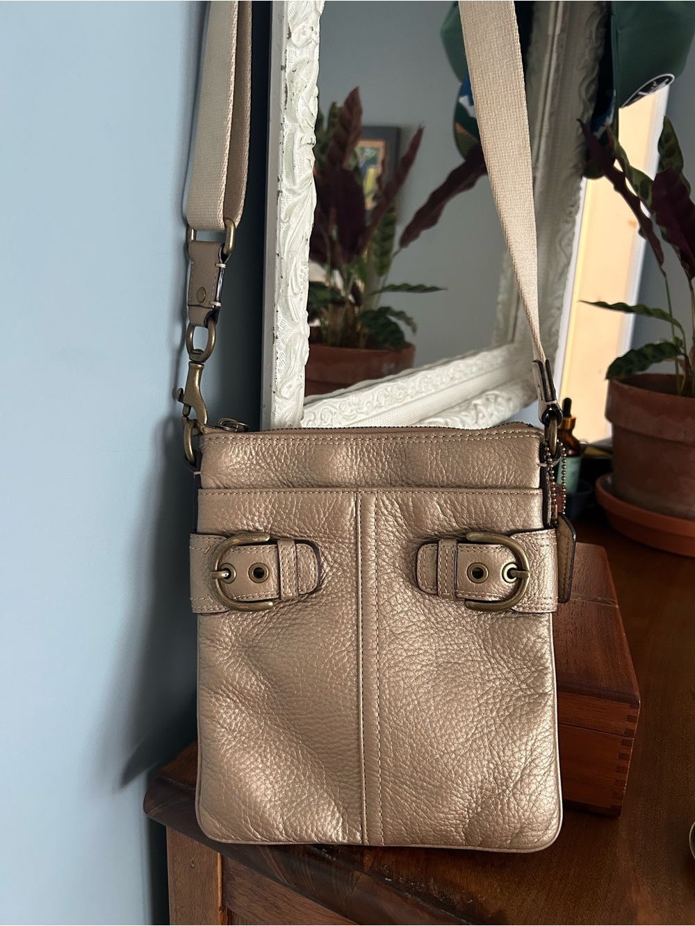 Coach JO893-41276, authentic vintage Coach light gold leather crossbody